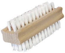 Peggy Perfect Nail Brush, gemaakt van hout, met synthetische vezels.